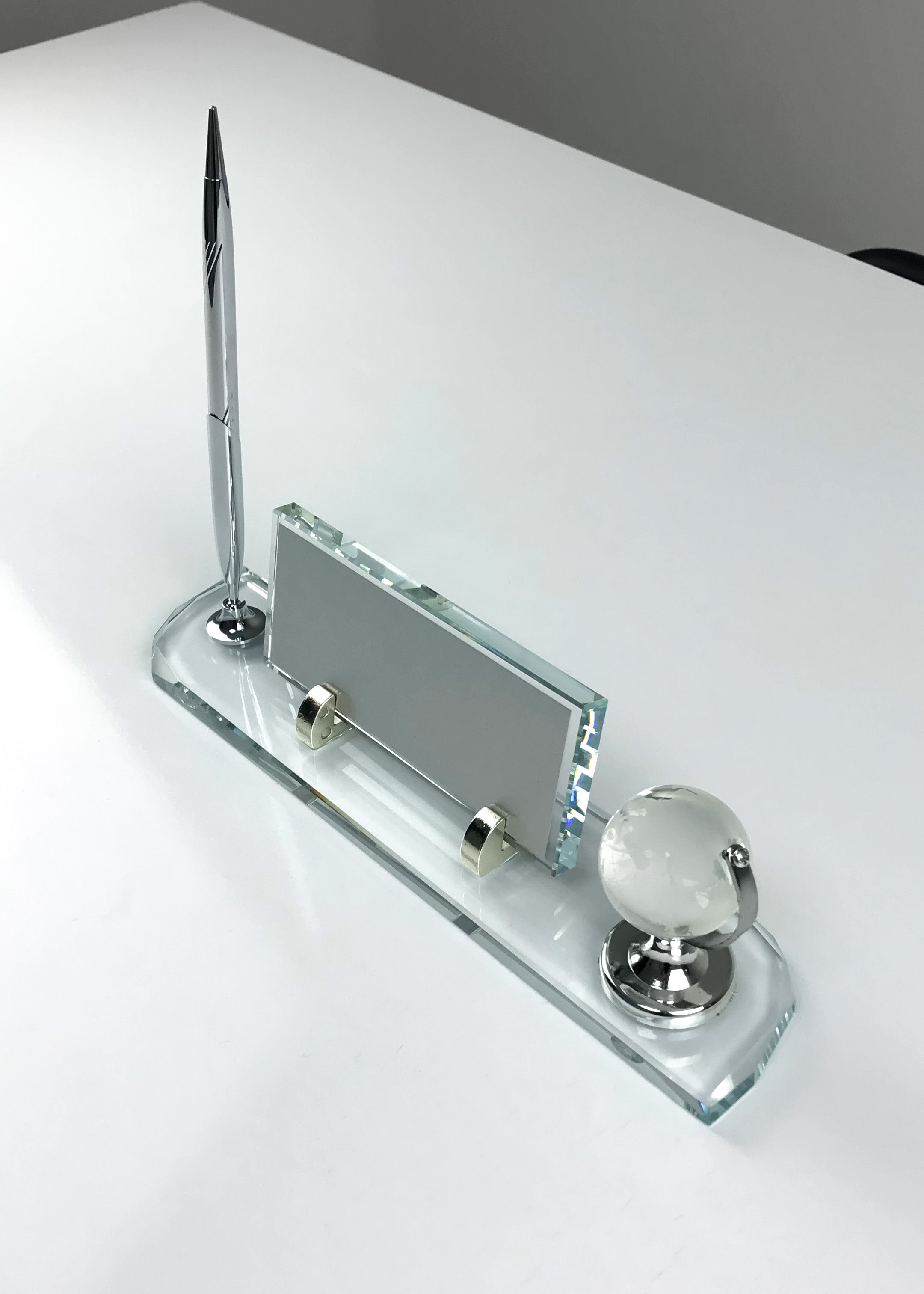 Kristal Masa İsimliği İmza Kalemi ve Dünya Aksesuarlı