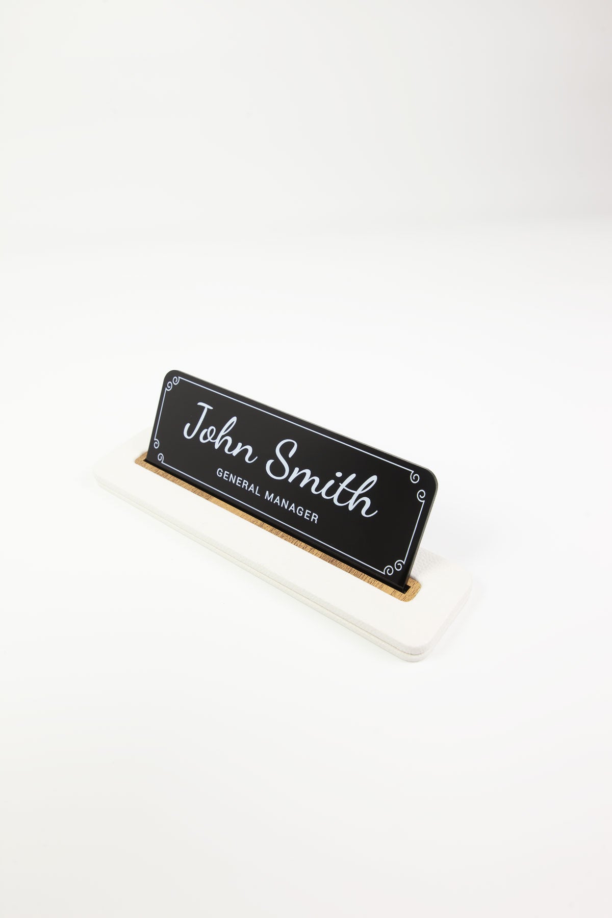 Alya Deri Masa İsimliği Beyaz Ahşap Detaylı