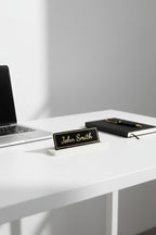 Beyaz gold detaylı masa isimliği