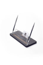 Siyah deri masa isimliği, ahşap detaylı, iki metal kalem ve şeffaf kart tutucu ile birlikte.