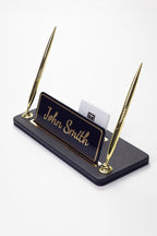 Siyah deri masa isimliği, altın detaylı iki kalem ile birlikte, "John Smith" yazılı plaka.