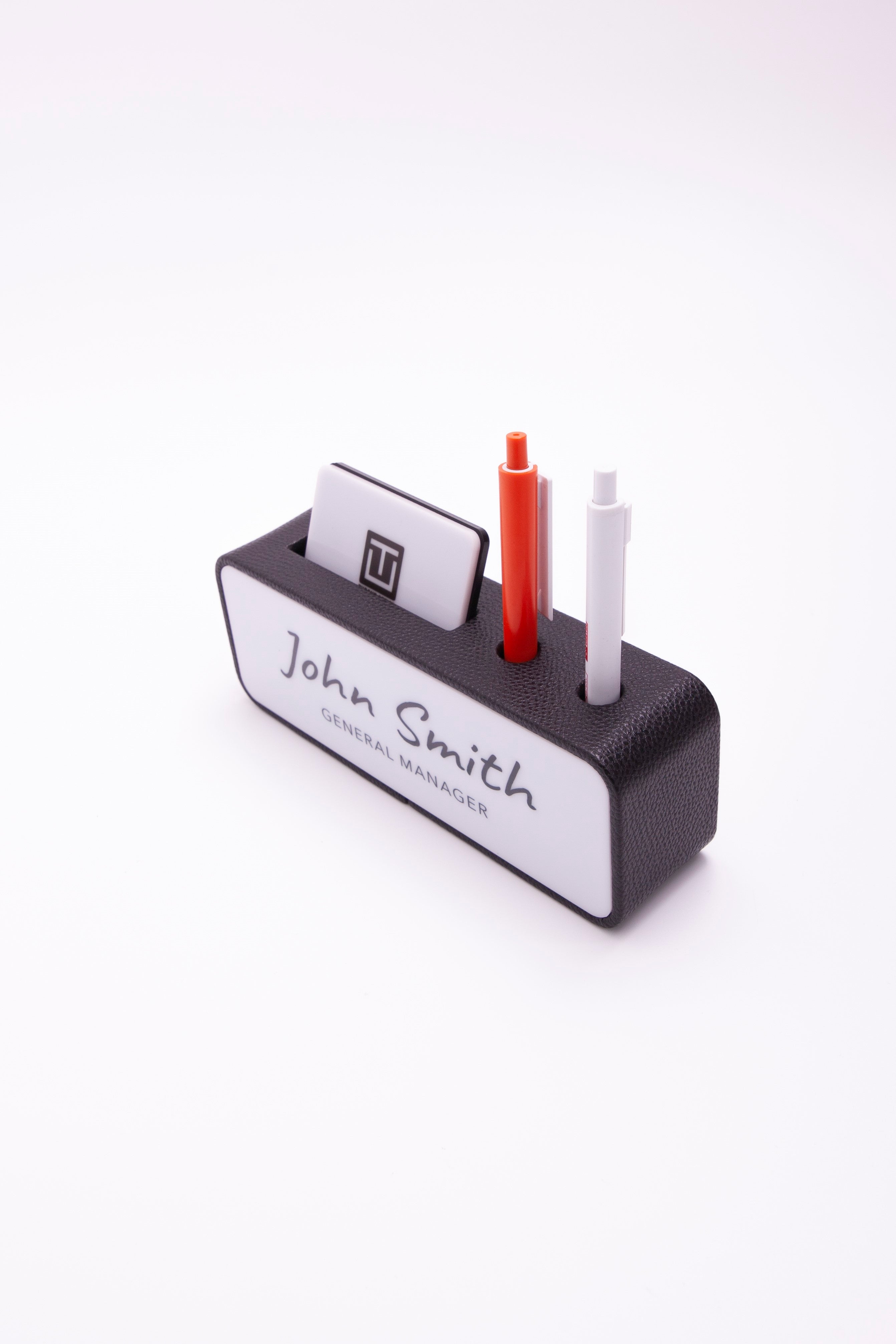 Oslo Deri Masa İsimliği Siyah Kalem ve Kartvizitlikli Beyaz Plakalı