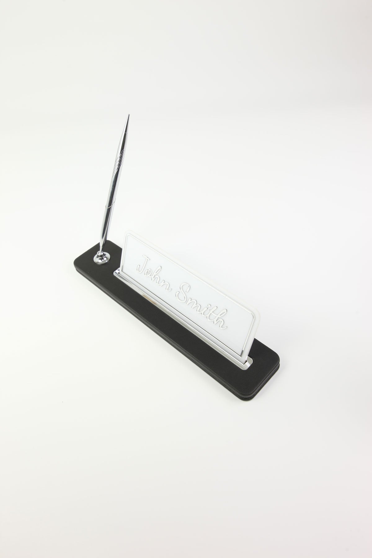 Kalemli Deri Masaüstü İsimliği Düz Siyah Krom Detaylı - İsimlik ve İmza Kalemi