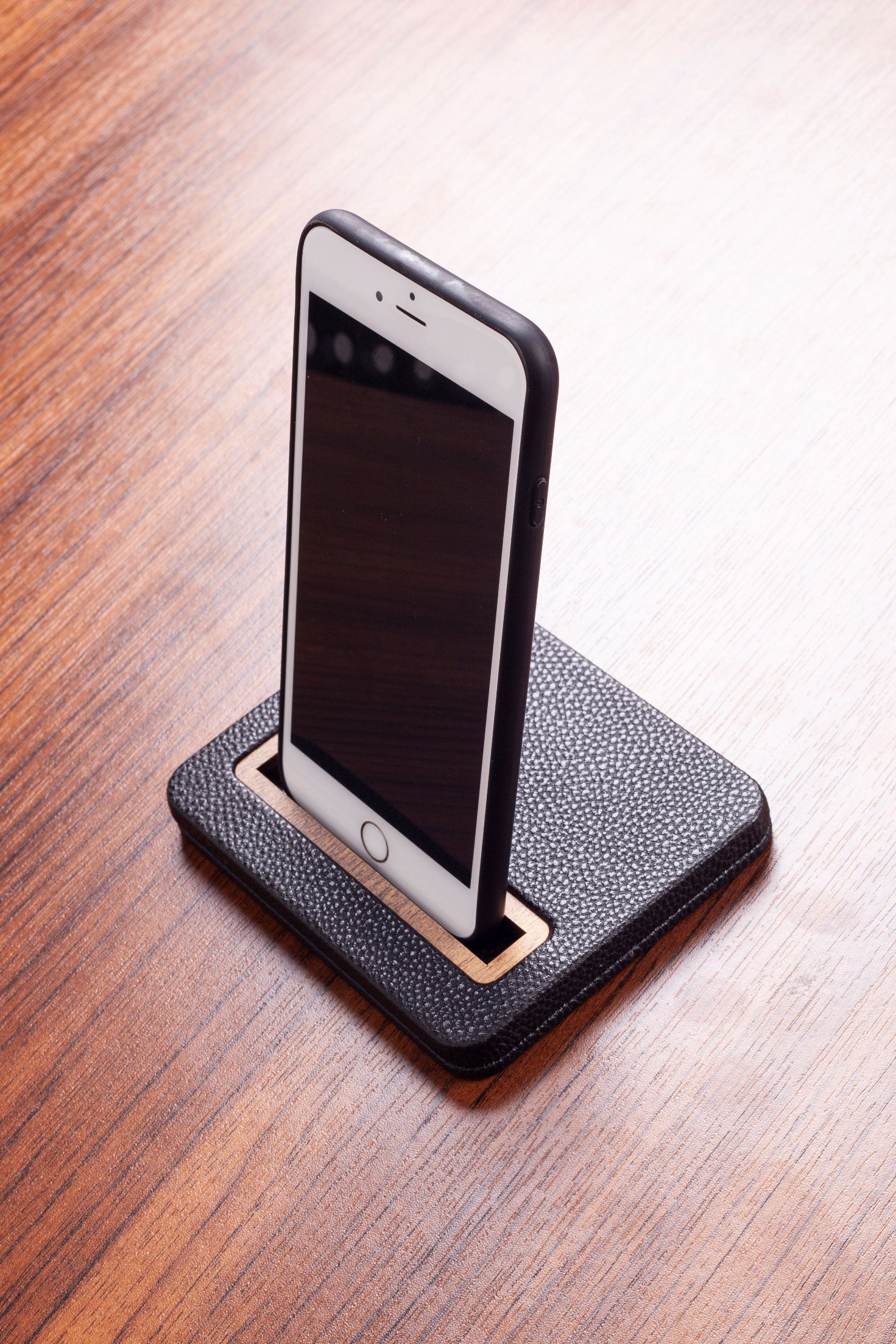 Deri Telefon Tutucu Ahşap Detaylı